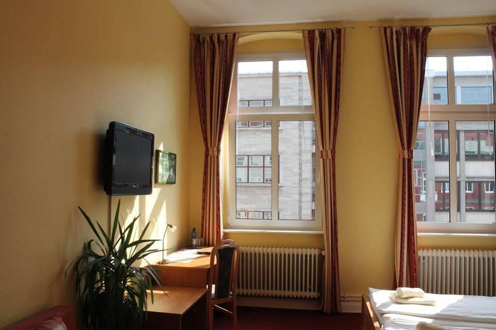 Hotel Pension Fischer Am Kudamm Берлин Экстерьер фото